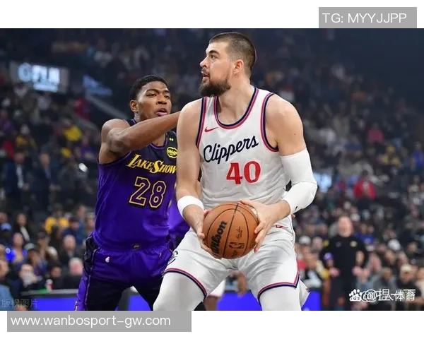 卢指导调整战术下半场祖巴茨首发应对绿军防科林斯 卢指导调整战术下半场祖巴茨首发应对绿军防科林斯